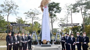 1.영광군은 지난 21일, 우산공원에서 한국전쟁 전후 민간인희생자 위령탑 제막식 및 합동위령제 행사를 가졌다. 위령탑 제막식을 하고있는 모습.JPG