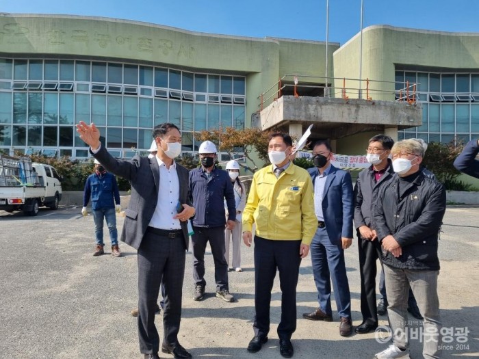 4.김장오 영광 부군수는 지난 26일, 군에서 추진중인 읍면사무소 신축, 리모델링 사업 현장을 방문하여 점검하고 관계자들을 격려하였다 .jpg