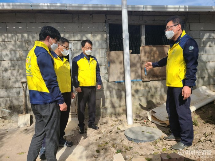 8.한전KPS 한빛3사업처는 홍농읍 저소득 고령가구를 위해 싱크대 교체와 정화조를 설치하는 등 주거환경개선에 힘썼다.jpeg