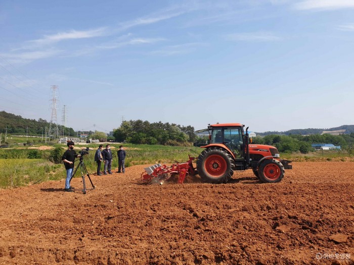 3.영광군은 농기계 비대면 온라인 교육영상을 10편 제작하여 영광군 또는 영광군농업기술센터 유튜브 채널에 게시하였다. 트랙터 사용법을 촬영하는 못브.jpg