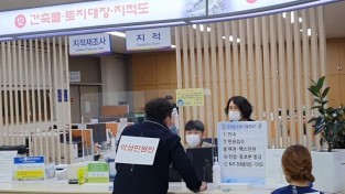 3.영광군은 지난 12일 군청 종합민원실에서 폭언폭행 등 비상상황 대응을 위한 모의훈련을 실시했다.jpg