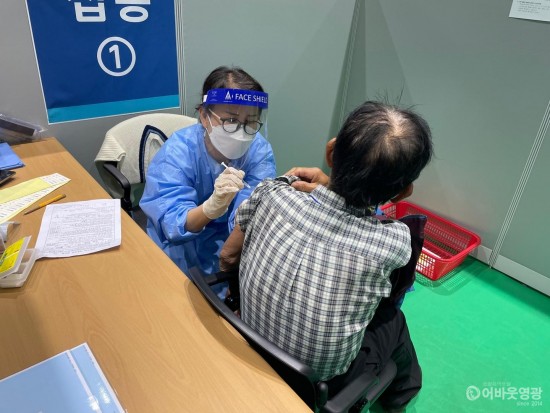 1.찾아가는 코로나19 접종센터에서 백신을 맞는 모습.jpg