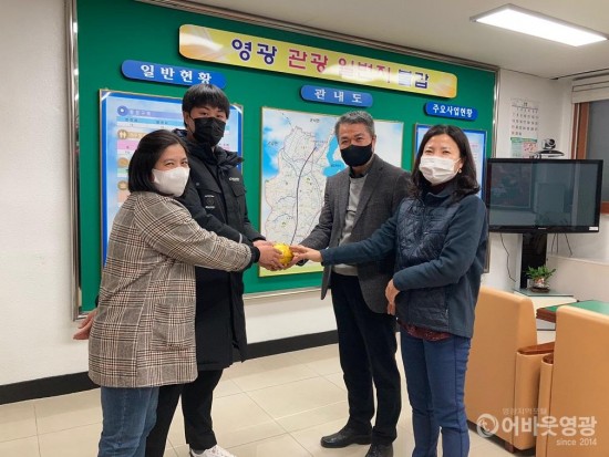 2. 불갑면 희망2022 나눔캠페인, 1년 동안 모은 용돈을 불갑면에 기부한 배 군.jpg