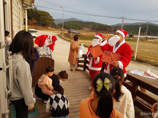 6.복지동행 테마사업 산타원정대는 시설별 방문하여 크리스마스 선물을 직접 전달했다..jpg
