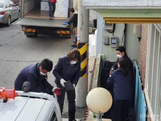 4.법성면 직원 연탄 배달 실시.jpg