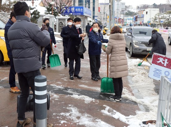 7.눈치우기 작업(1).JPG