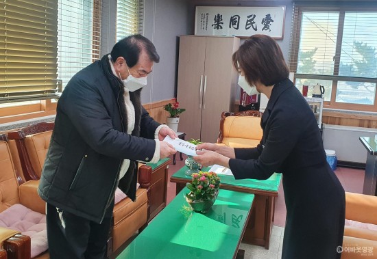 2.군서면 영남교회 김홍기님 군서면에 100만원 기탁.jpg