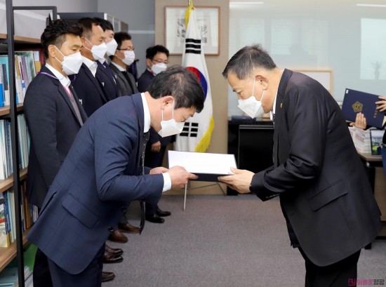 2022.01.11 2022년도 의회사무과 임명장 교부-018.JPG
