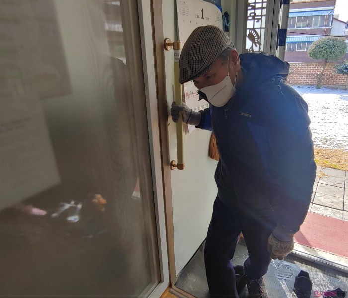 1.경로당 안전손잡이를 이용하시는 한 어르신 모습.jpg