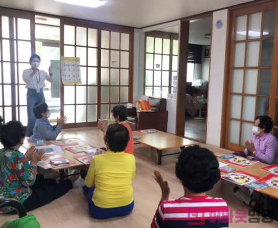 2.지난해 6월, 마을 경로당을 방문하여 코로나 예방교육 등 맞춤형 통합서비스를 실시하였다. .png