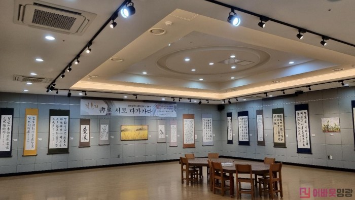 4.전시회사진.jpg