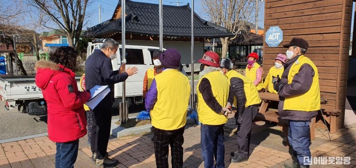 3.강두원 불갑면장과 노인일자리 참여 어르신들의 모습 .jpg