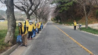 5.불갑면 노인일자리 지원사업 벚꽃길 청소가 한장이다.jpg