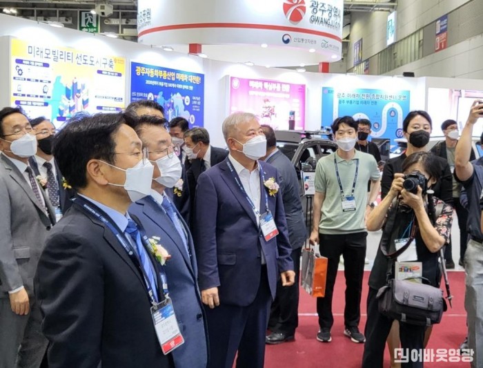 3.강종만 영광군수, 그린카 전시회에서 e모빌리티 홍보하고 있다 .jpg