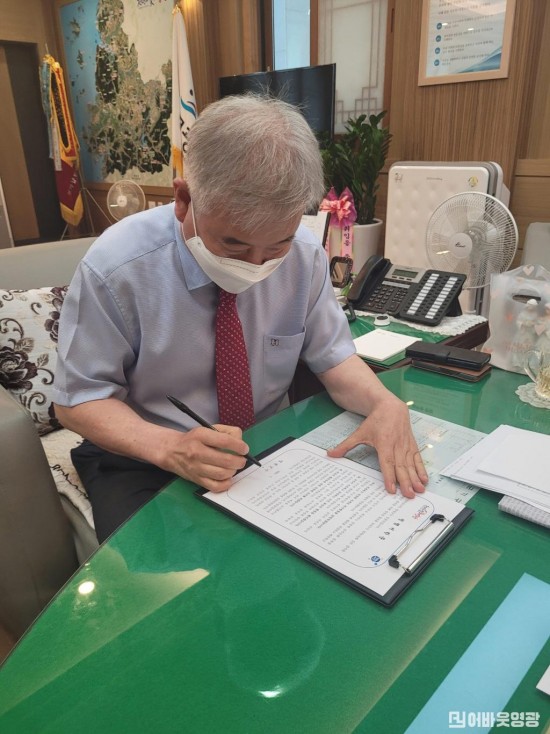 5.(사진)서한문 서명.jpg