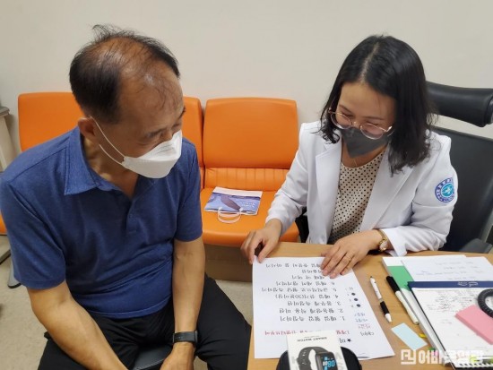 3.(영광군,AI-IoT기반 어르신 건강관리서비스)대상자가 서비스 가입을 위해 상담을 하고있는 모습.jpeg