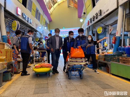 사진_전통시장에서 장을 보고 있는 장면(왼쪽부터 한승주 상인회 회장, 한빛원전 천용호 본부장, 임순재 노조위원장).png