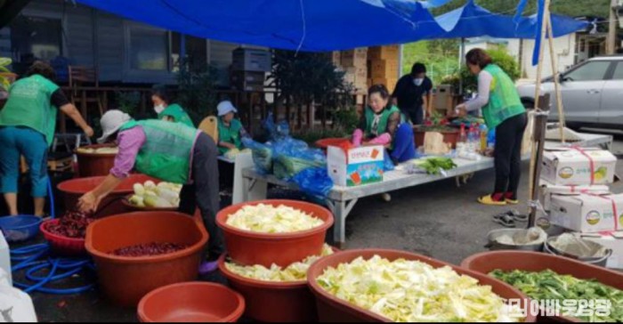 3-1. 홍농읍 새마을부녀회, 사랑의 반찬나눔 행사 실시.jpeg