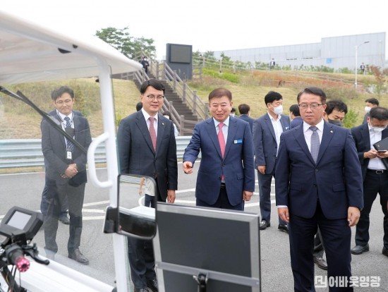 4.조주현 중소벤쳐기업부 차관, 강종만 영광군수가 영광 e모빌리티 규제자유특구에서 사업 설명을 듣고있다.JPG