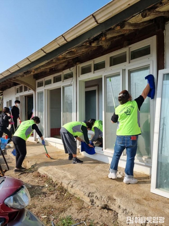 [크기변환]1.백수읍 우리동네 복지기동대 위기가구 청소봉사활동 실시.jpg