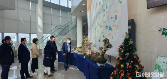 1.마을공동체 한마당 전시 물품 관람.jpg