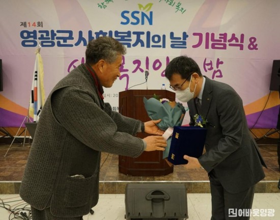 감사패 수여 사진.jpg