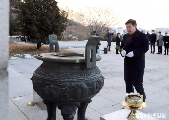 3.사진자료(영광군, 현충탑 참배로 2023년 계묘년 힘찬 출발) (1).jpg