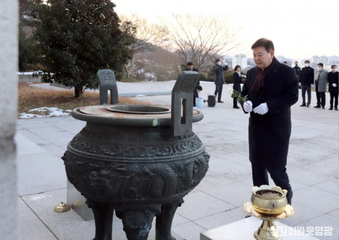 3.사진자료(영광군, 현충탑 참배로 2023년 계묘년 힘찬 출발) (1).jpg