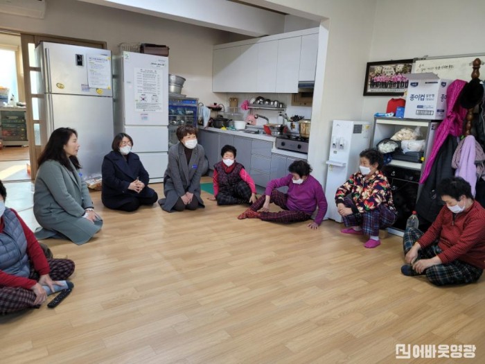 5.사진자료(경로당 방문사진) (1).jpg