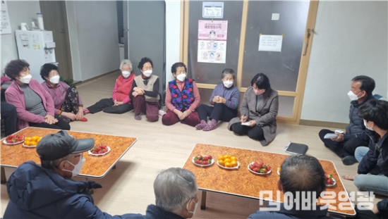 읍면2.사진자료(김경순 신임 대마면장, 새해 어르신께 신년인사로 첫 행보) (3).png