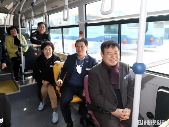 1.사진자료(영광군, 전기로 달리는 저상버스 도입 운행) (3).JPG