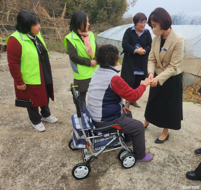 읍면1.사진자료(보행보조차지원) (2).jpg