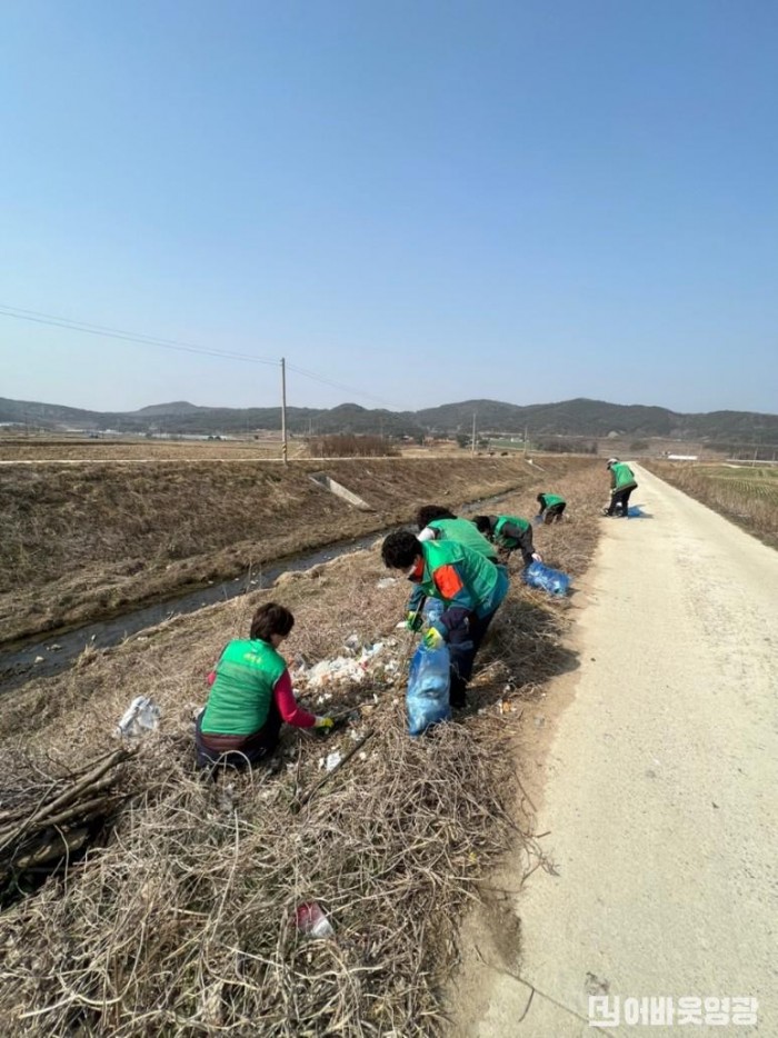 읍면2.사진자료(새마을부녀회 환경정화활동) (2).jpg