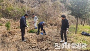 읍면1.사진자료(홍농읍, 봉대산 나무심기 및 환경정화 활동) (2).jpg