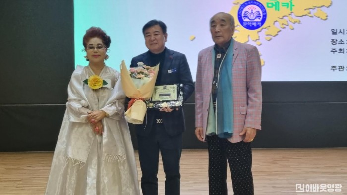 6.사진자료(대한민국 문학메카 강종만 영광군수에 감사패 전달).jpg