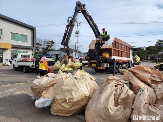 읍면1.사진자료(폐농약용기 집중수거) (1).jpg