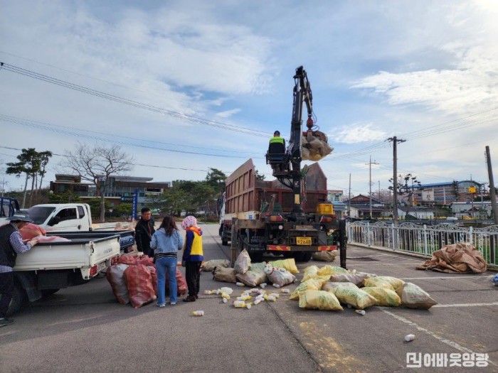 읍면1.사진자료(폐농약용기 집중수거) (2).jpg