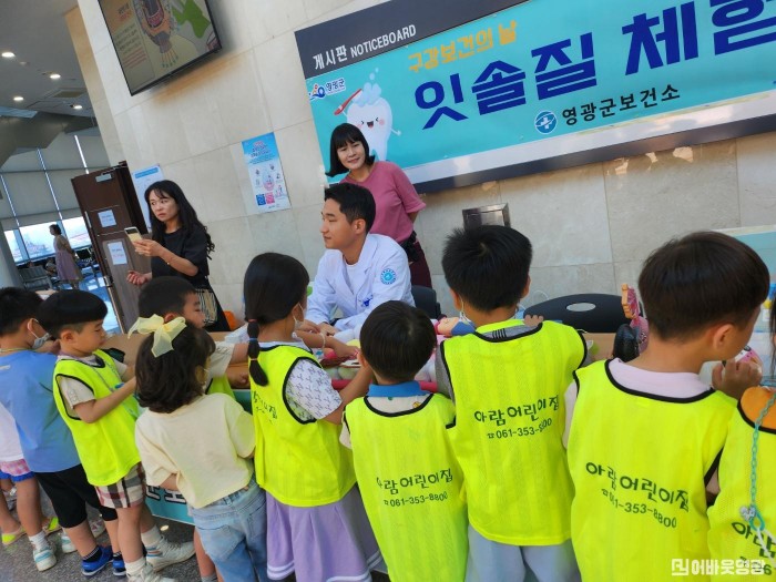 3.사진자료(제78회 구강보건의날행사 인형극 공연) (2).jpg