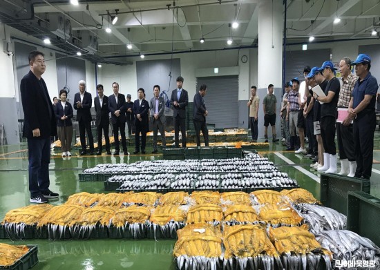 4.사진자료(강종만 영광군수, 참조기 위판행사 참석 어업인 격려) (1).jpg