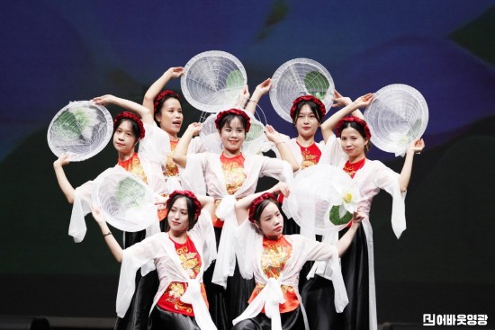 3.사진자료(제9회 전국 다문화가족 모국 춤 페스티벌) (2)[크기변환].jpg