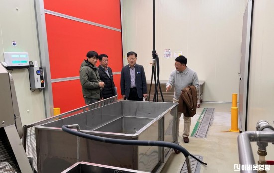 5.사진자료(김정섭영광부군수 굴비가공업체 찾아 관계자 격려).jpg