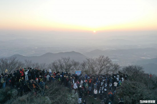 1.사진자료(2024 불갑산 해맞이 행사 성황리에 마쳐) (1).JPG
