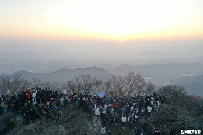 1.사진자료(2024 불갑산 해맞이 행사 성황리에 마쳐) (1).JPG