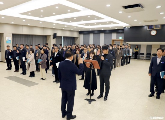 8.사진자료(‘청렴영광’을 향해 청렴서약서로 2024년도 시작) (2).JPG