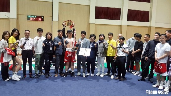 이우민 선수와 영광 지역 관계자들.jpg