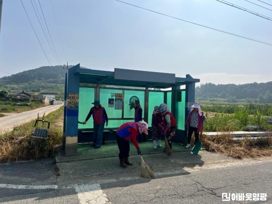 읍면1.사진자료(군서면 생활개선회 버스승강장 환경정비 실시).jpg