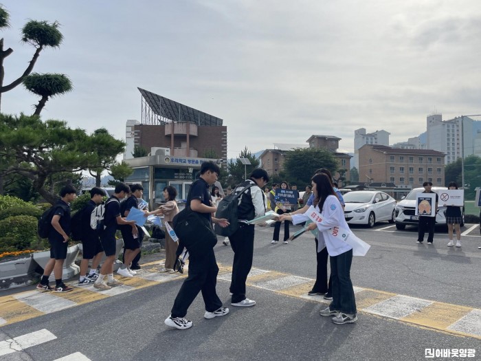 6.사진자료(영광군, 세계 마약퇴치의 날 등굣길 캠페인) (2)[크기변환].jpg