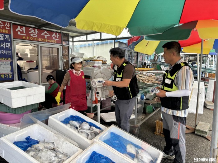 해양수산과-어린 꽃게는 가족품으로 돌려 보내주세요 사진1.jpg