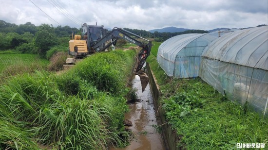 1-1.사진자료(영광읍, 장마철 침수피해 우려 지역 예방정비에 힘쓰다).jpeg