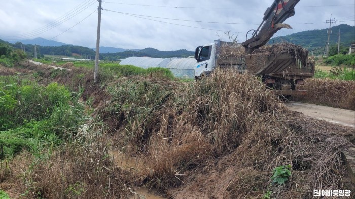 1-2.사진자료(영광읍, 장마철 침수피해 우려 지역 예방정비에 힘쓰다).jpeg